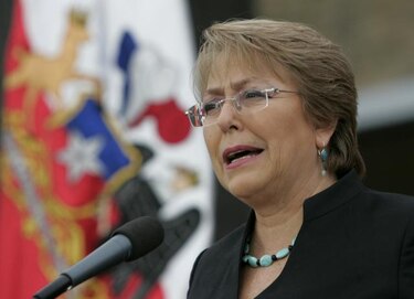 Bachelet sale a defender su millonaria reforma tributaria