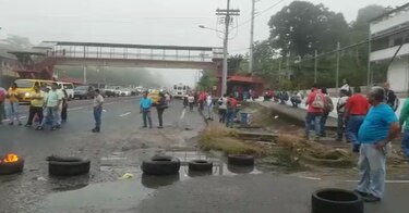 Agentes de la Policía Nacional reabren la vía Transístmica