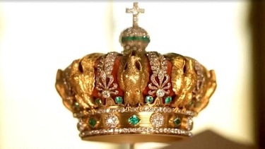 Las fotos que muestran cómo quedó la corona del siglo XIX que se les cayó a los ladrones del museo del Louvre