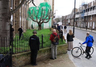 El mural de Banksy que apareció en Londres es cubierto con plástico para protegerlo