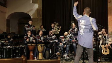 Brilla orquesta checa integrada por personas con discapacidad