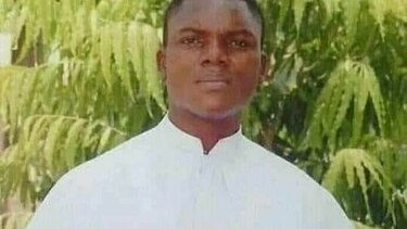 Asesinan a sacerdote y queman su cuerpo dentro de vehículo en Nigeria