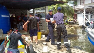 Carros cisterna suplen necesidad de agua en Isla Colón