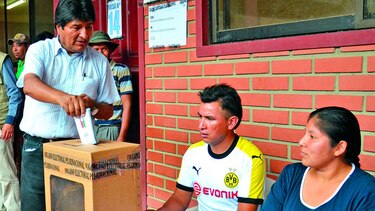 Primeros resultados prevén derrota de Evo Morales