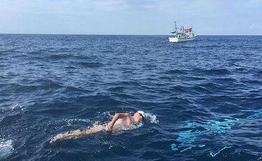 Japonés de 73 años cruza a nado un estrecho peligroso