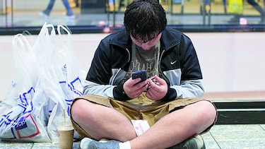 Jóvenes se toman un descanso de las redes sociales