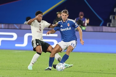 Nico Paz hunde al Manchester United