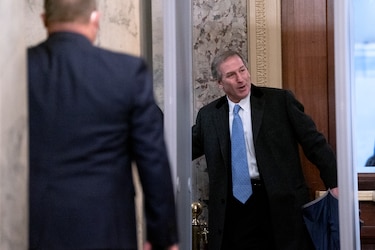 Juicio político contra Trump se alarga tras votación en el Senado para permitir testigos