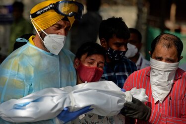 Críticas a la gestión mundial de la pandemia, que deja más de 250 mil muertos en India