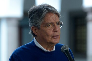 Presidente de Ecuador reconoce que tuvo inversiones en el exterior