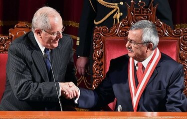 Kuczynski recibe credenciales como presidente electo en Perú