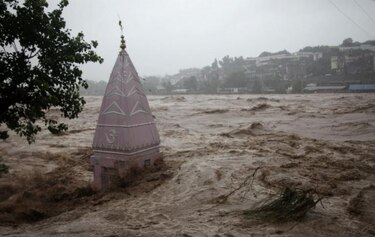 Más de 200 muertos por las lluvias del monzón en Pakistán e India