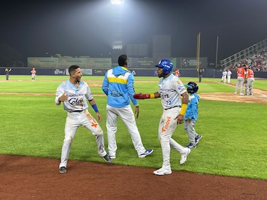 Colón gana y se va arriba en la serie final del béisbol mayor