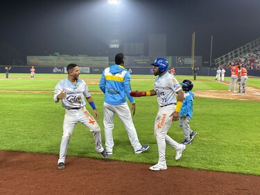 Colón gana y se va arriba en la serie final del béisbol mayor