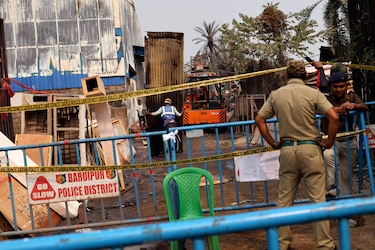 Al menos 21 muertos y 27 desaparecidos en India por un incendio en una fábrica de Calcuta