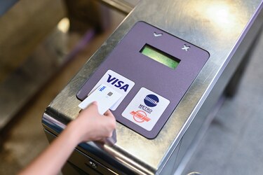 Viaje en el Metro de Panamá utilizando tarjetas de pago sin contacto Visa desde ya