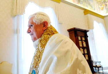 Roban la cruz pectoral de Benedicto XVI de su parroquia de origen en Baviera