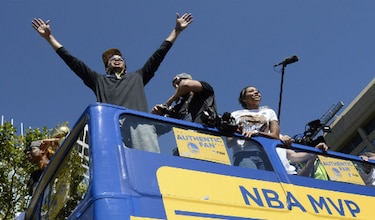Warriors festejan título de la NBA con desfile en Oakland