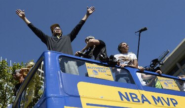 Warriors festejan título de la NBA con desfile en Oakland
