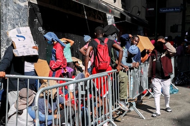 Gobierno de Trump revoca pago de $80 millones para dar refugio a inmigrantes en Nueva York