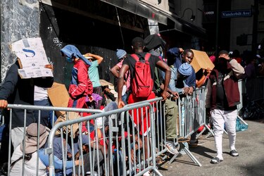 Gobierno de Trump revoca pago de $80 millones para dar refugio a inmigrantes en Nueva York