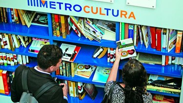Autoridades inauguran el primer BiblioMetro