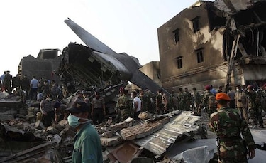 Recuperan 141 cuerpos tras choque de avión en Indonesia