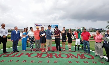 Círculo de ganadores en el hipódromo Presidente Remón