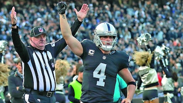 Derek Carr logra millonario acuerdo con Raiders