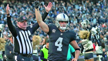 Derek Carr logra millonario acuerdo con Raiders
