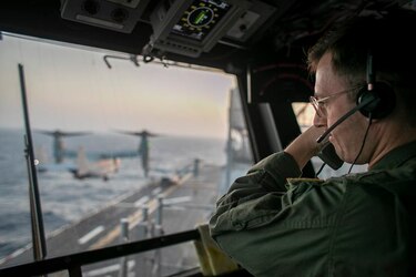 Estados Unidos dice que dos destructores cruzaron sin daños el estrecho de Ormuz pese a ataque iraní