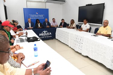 Meduca inicia reunión con gremios docentes, Asamblea y Conep en medio del paro