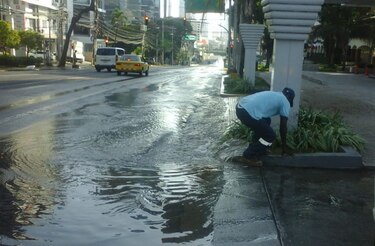 Daño en tubería provoca suspensión de la distribución de agua entre las calles 50 y 56