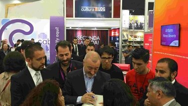 A la caza de un autógrafo en la Fil de Guadalajara