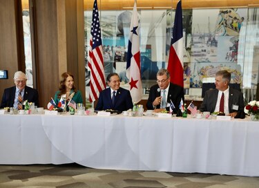 Cortizo promueve expandir centro logístico y ruta aérea Houston-Panamá
