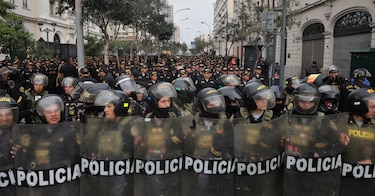 Protestas de la Generación Z en Perú: qué reclaman los jóvenes y otros grupos que se enfrentaron con la policía en el centro de Lima