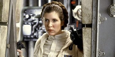Carrie Fisher 'estable', tuitea su madre Debbie Reynolds