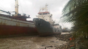 Mal tiempo impide el rescate de dos marinos en Colón