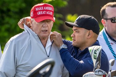 El asistente de Trump se declara inocente de más cargos por los documentos clasificados