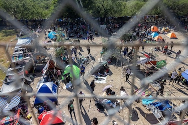 Más de 10,000 migrantes, muchos de Haití, acampan bajo un puente en la frontera sur de Estados Unidos