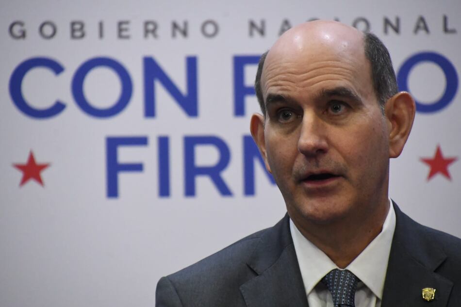 Ministro de Economía solicita restablecer viáticos para funcionarios jerárquicos en misiones oficiales