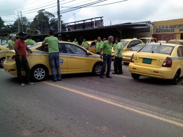 Transportistas cierran vía en Nuevo Chorrillo