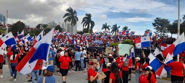 Miles se congregan en la cinta costera para la octava jornada de protestas