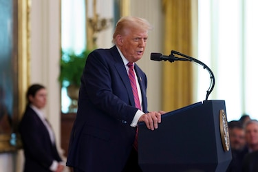 Un tribunal rechaza intento de Trump de eliminar la ciudadanía por nacimiento