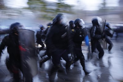 Francia registra casi 1,000 detenidos en las manifestaciones y se esperan más arrestos