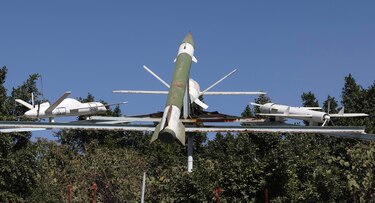 Estados Unidos confirma haber bombardeado instalaciones de los hutíes en Yemen