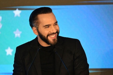 ‘Ha muerto la democracia’: las reacciones a la polémica reforma en El Salvador que permitirá la reelección presidencial indefinida