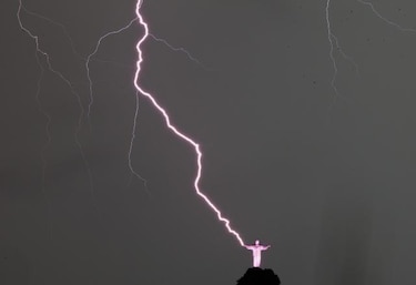 Rayo alcanza al Cristo Redentor de Río y daña un dedo de su mano derecha