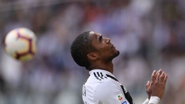 Cuatro partidos para Douglas Costa por escupir a rival