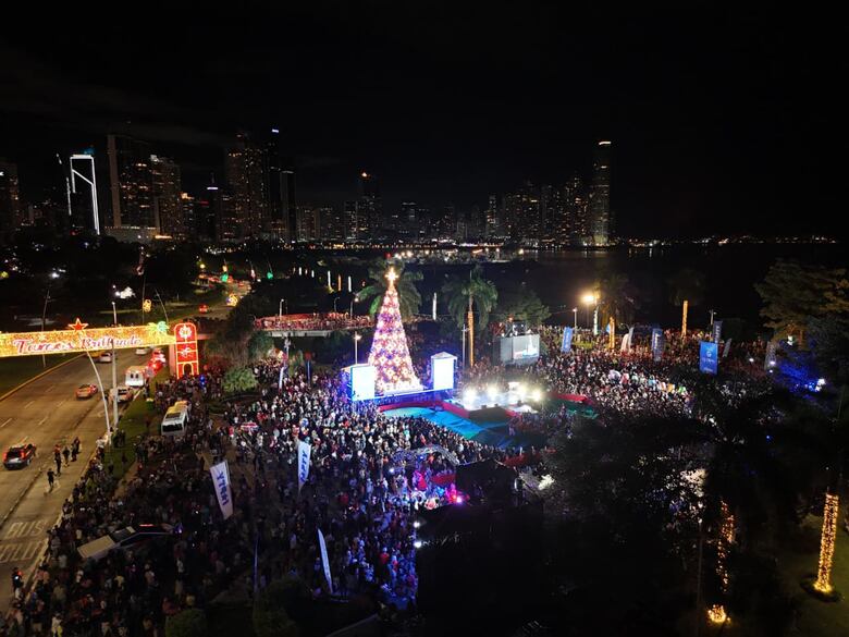 Panamá enciende su árbol navideño en la cinta costera